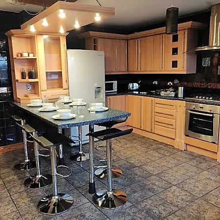 Hotel Super 7bed House - Hot Tub - Large Gathering Meets Leeds (West Yorkshire)