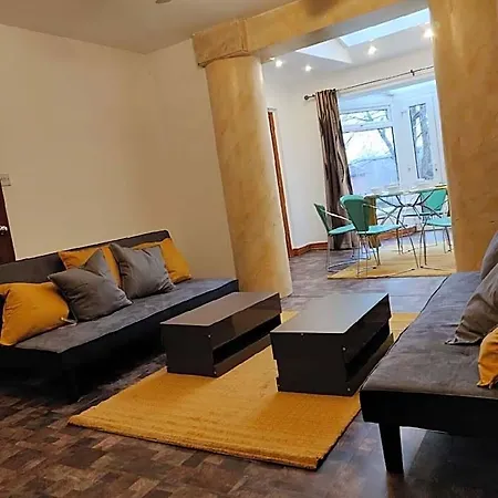 Super 7bed House - Hot Tub - Large Gathering Meets Hotel