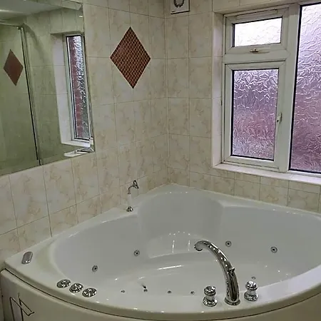 Super 7bed House - Hot Tub - Large Gathering Meets Hotel Leeds (West Yorkshire)