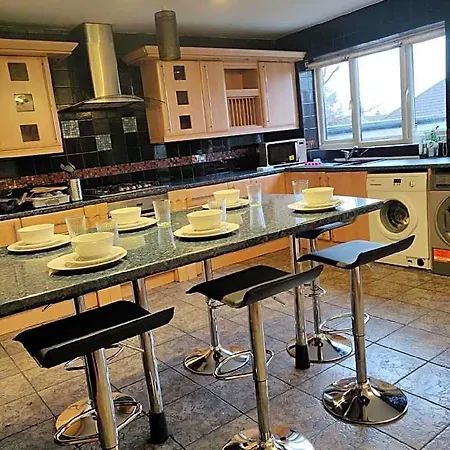 Super 7bed House - Hot Tub - Large Gathering Meets Hotel 3*