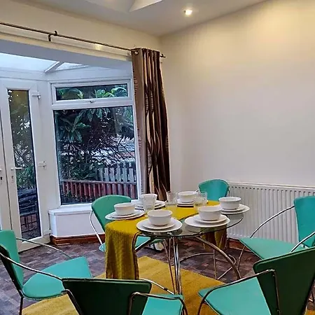 Hotel Super 7bed House - Hot Tub - Large Gathering Meets Leeds (West Yorkshire)
