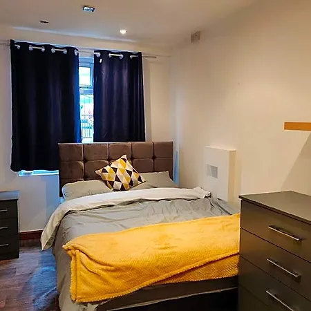 Super 7bed House - Hot Tub - Large Gathering Meets Hotel Leeds (West Yorkshire)