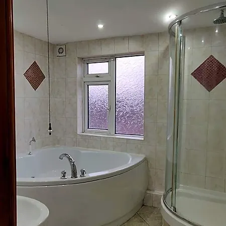 Super 7bed House - Hot Tub - Large Gathering Meets Leeds (West Yorkshire)
